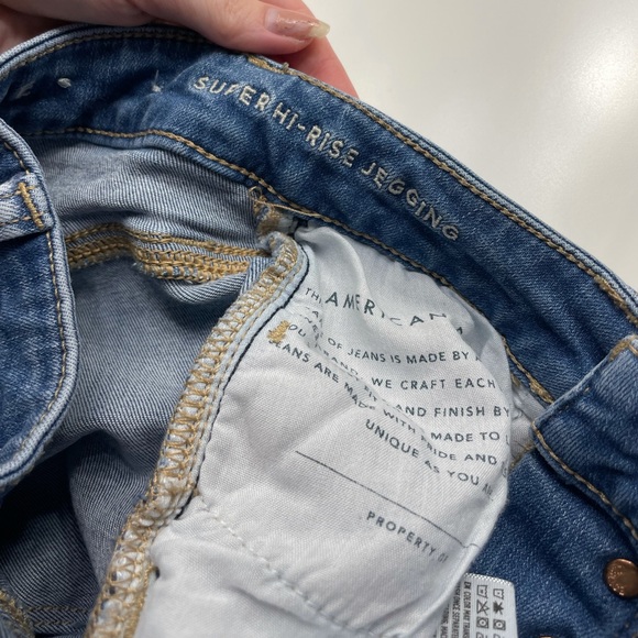 American Eagle High-Waisted Jeans - Picture 4 of 5